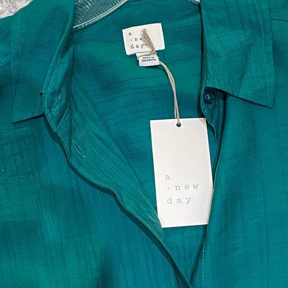 Green long sleeve button up blouse size medium NWT - Picture 3 of 6